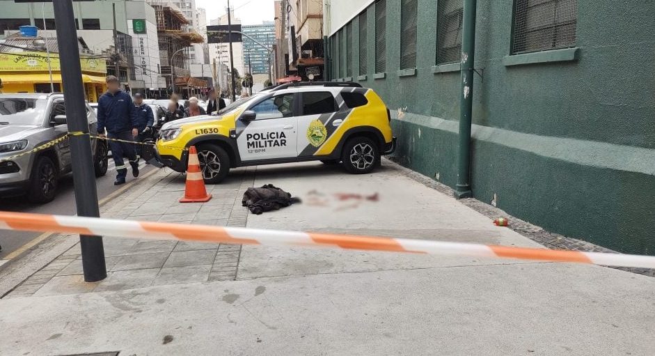 Homem é preso após esfaquear rival e deixar rastro de sangue na praça; Suspeito confessa o crime