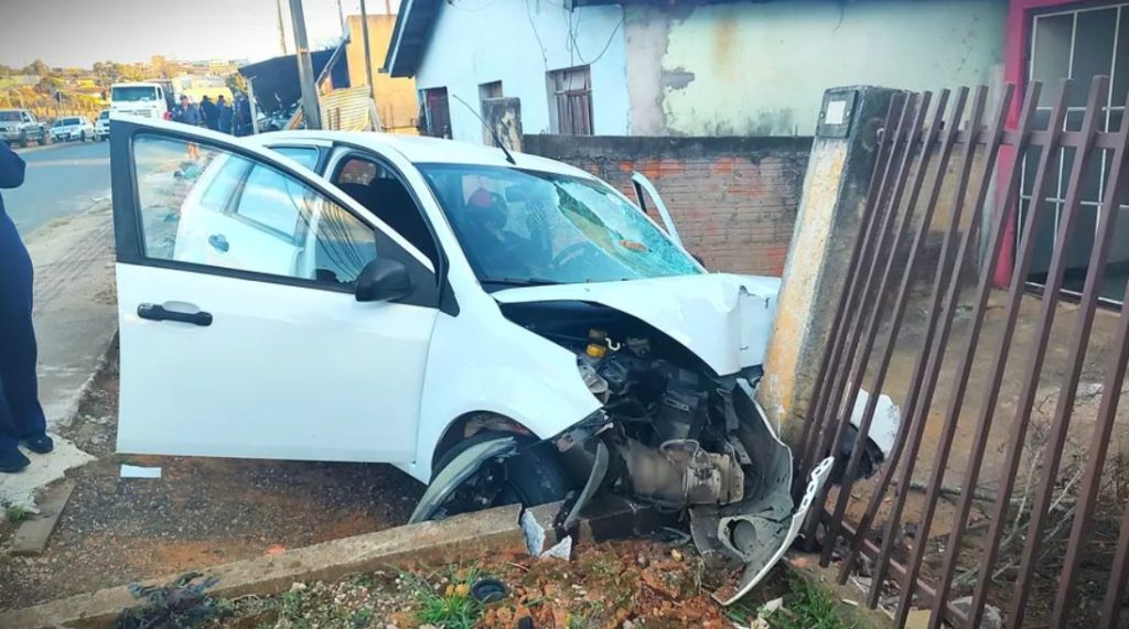 Grave acidente termina com frente de carro destruída e idosa levada ao hospital
