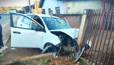 Imagem referente a Grave acidente termina com frente de carro destruída e idosa levada ao hospital