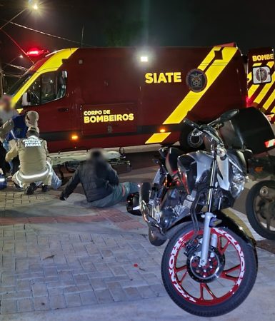 Dois homens ficam feridos após colisão entre motos no Bairro Santo Onofre Imagem referente a Dois homens ficam feridos após colisão entre motos no Bairro Santo Onofre