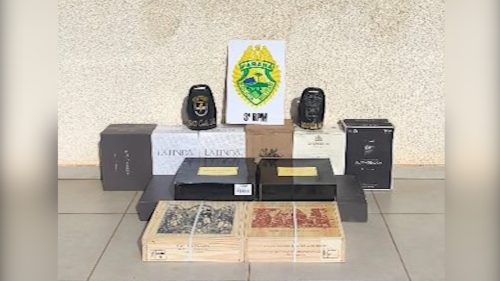 Polícia flagra carregamento ilegal de vinho argentino em Gol na rodovia PR-280, em Vitorino Imagem referente a Polícia flagra carregamento ilegal de vinho argentino em Gol na rodovia PR-280, em Vitorino