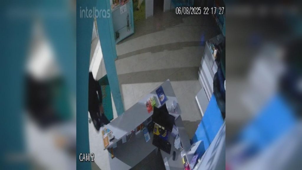 Imagens flagram ação de bandido em arrombamento a clínica veterinária de Cascavel