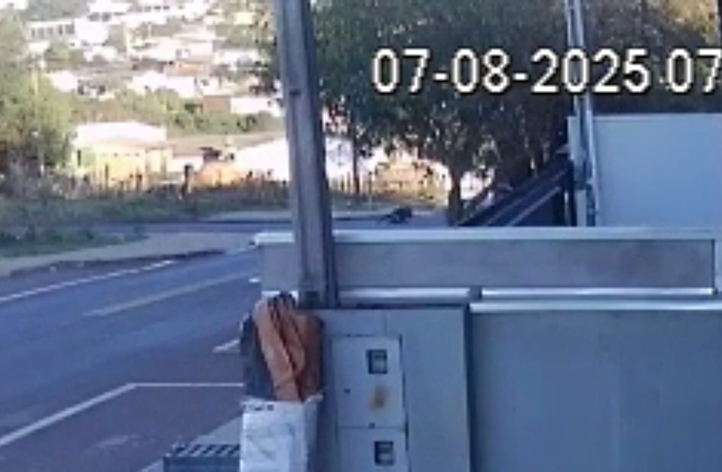 Vídeo mostra colisão entre S10 e motociclista no Bairro Santa Cruz