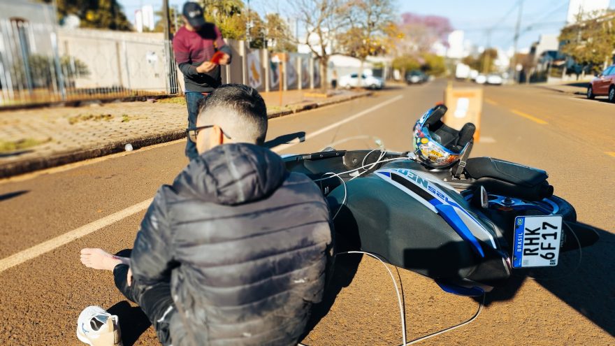 Motociclista é puxado para o chão após veículo enroscar em fiação caída no Bairro Country