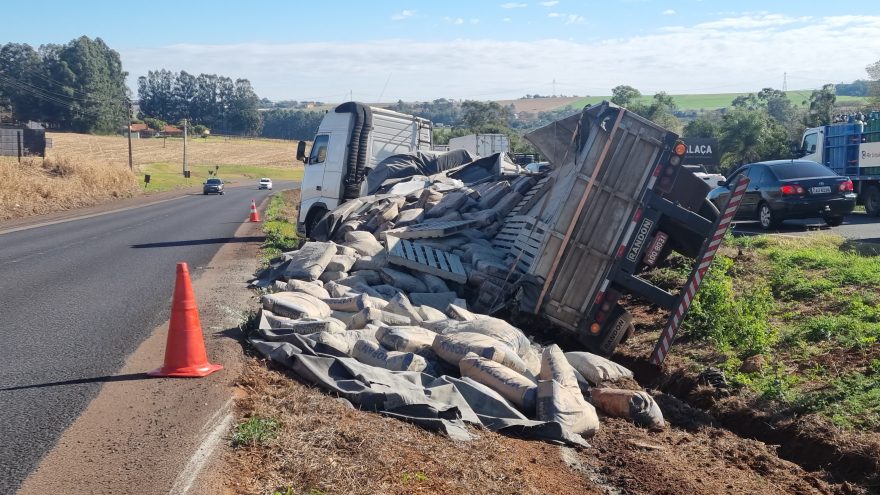 Caminhão carregado com cimento quase tomba na rodovia BR-163