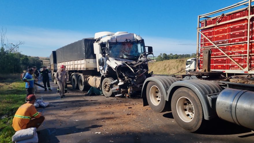 Colisão entre carretas provoca congestionamento de 4,5 km na BR-163 entre Cascavel e Toledo