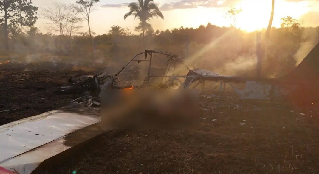 Avião cai em área rural e piloto morre carbonizado