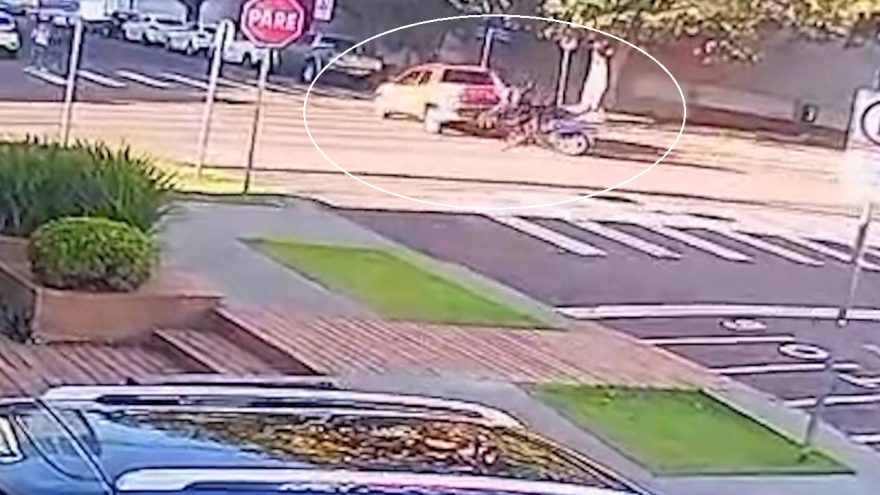Câmera flagra momento de colisão entre moto e carro no Centro de Cascavel