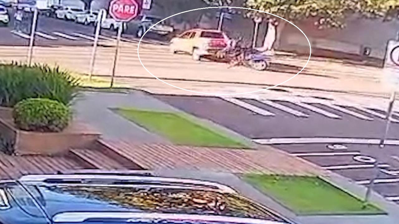 Câmera flagra momento de colisão entre moto e carro no Centro de Cascavel