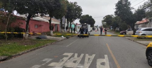 Homem é morto com pauladas e corpo encontrado na calçada com massa encefálica exposta