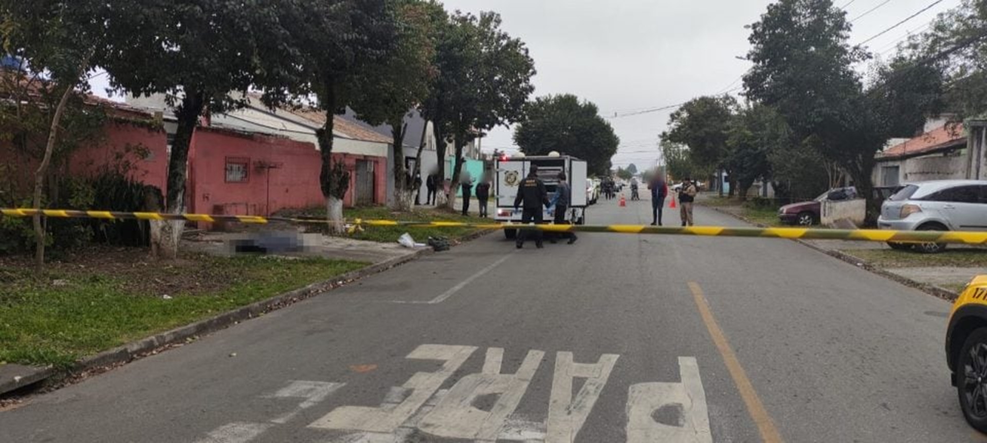 Homem é morto com pauladas e corpo encontrado na calçada com massa encefálica exposta