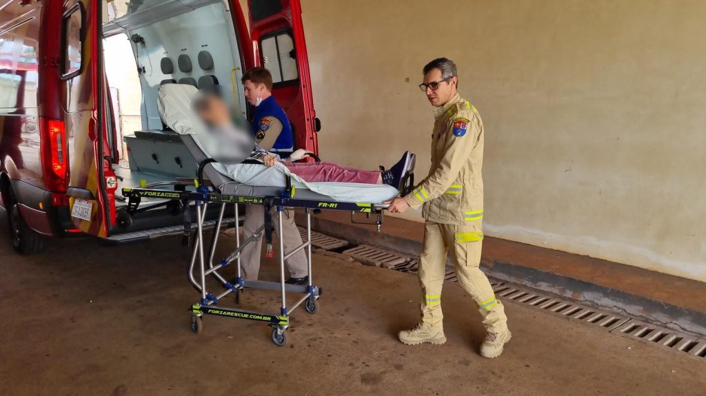 Idosa de 87 anos cai no banheiro de casa e fica ferida