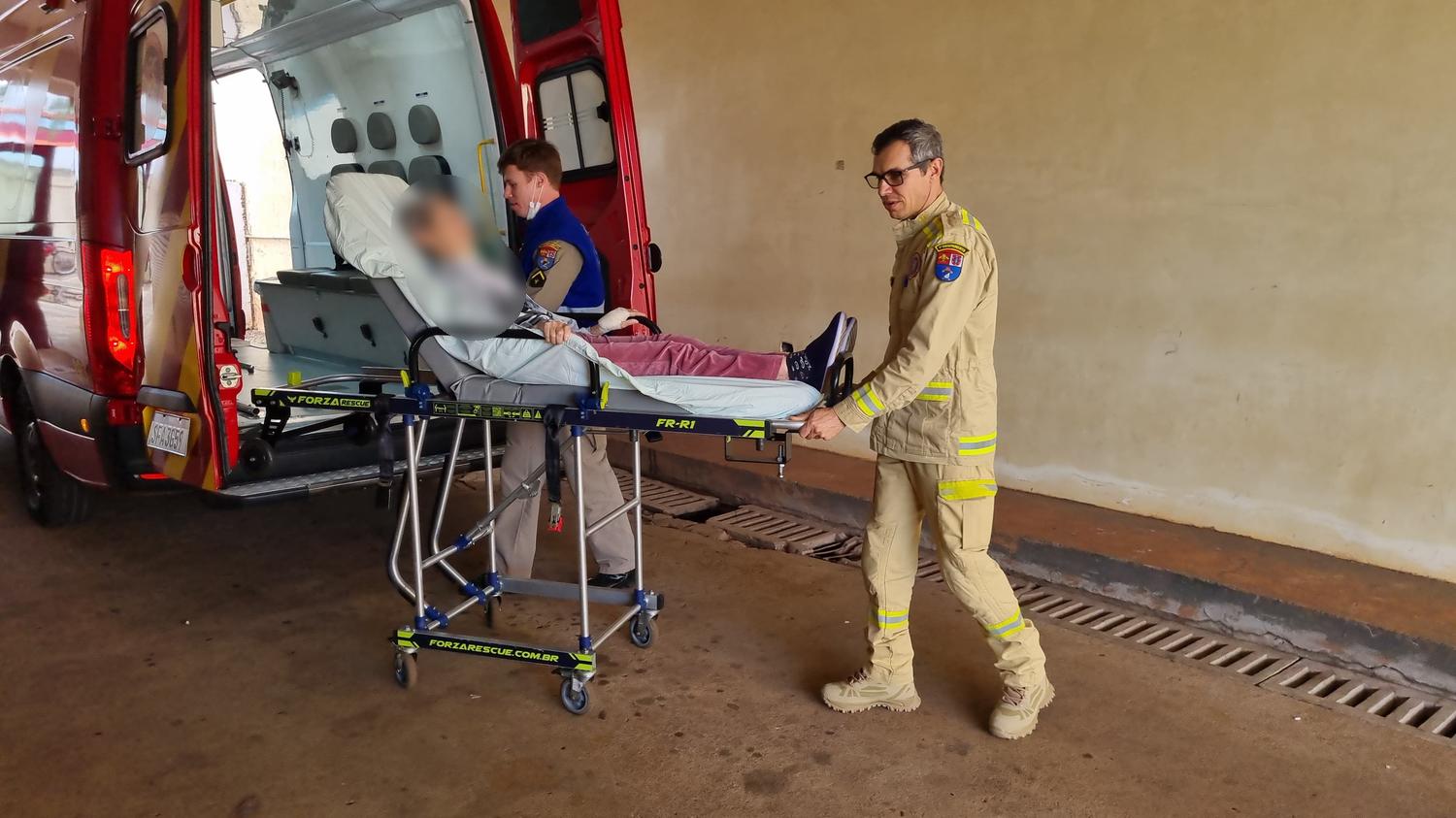 Idosa de 87 anos cai no banheiro de casa e fica ferida