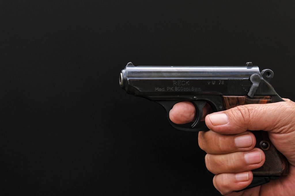 Mulher confunde disparo de arma com bombinha e é baleada