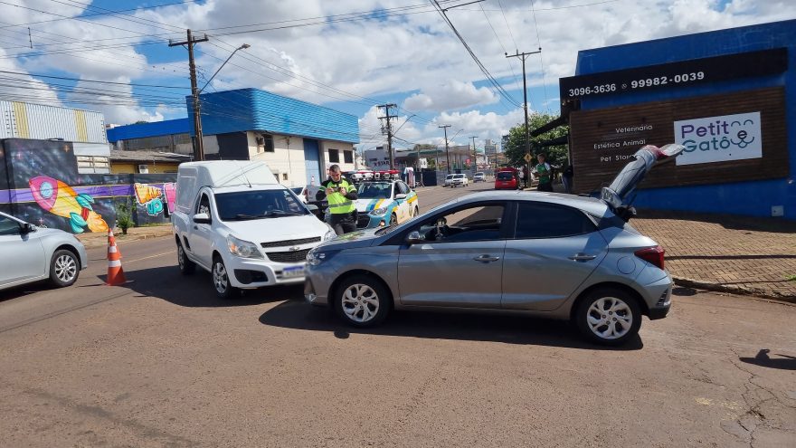Acidente entre Montana e HB20 interdita parcialmente cruzamento no bairro Cancelli, em Cascavel