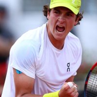 João Fonseca estreia com vitória de virada sobre chinês em Cincinnati Imagem referente a João Fonseca estreia com vitória de virada sobre chinês em Cincinnati