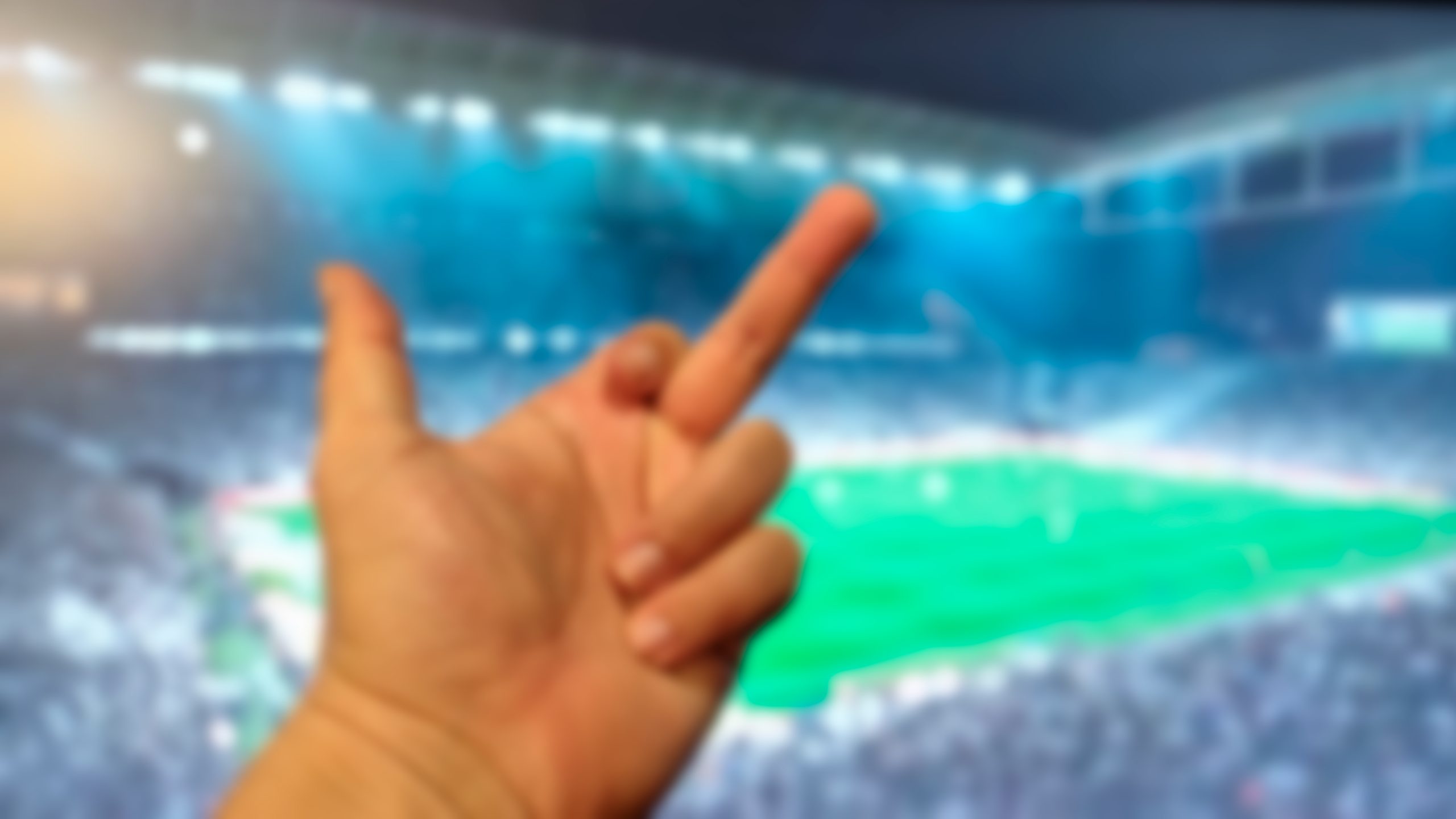 Fotógrafo é demitido após registrar gesto obsceno de Alexandre de Moraes em estádio Fotógrafo é demitido após registrar gesto obsceno de Alexandre de Moraes em estádio