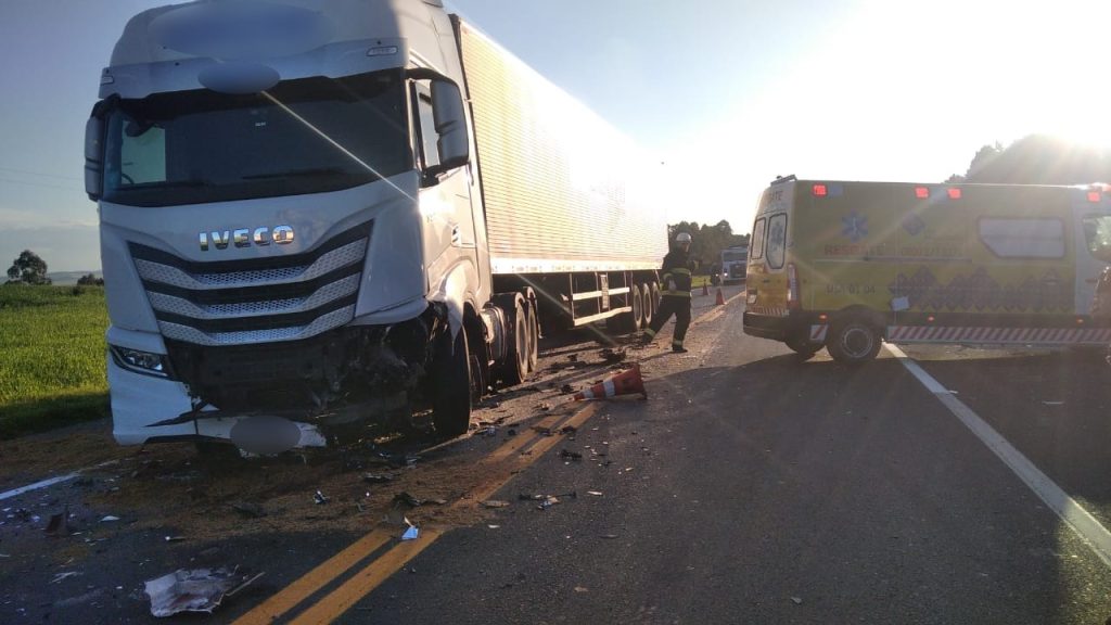 Duas pessoas morrem em grave acidente entre caminhão e carro