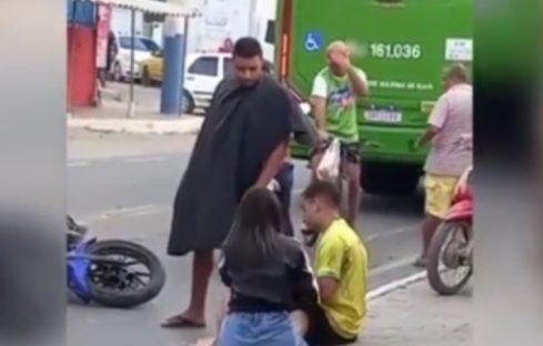 Dor imensa: menino morre atropelado por ônibus após cair da garupa da moto do pai Imagem referente a Dor imensa: menino morre atropelado por ônibus após cair da garupa da moto do pai