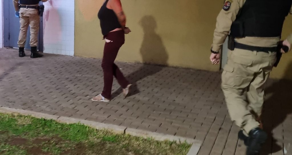 Mulher ameaça a própria tia ao ser flagrada durante tentativa de furto no Bairro Universitário