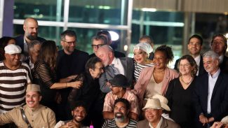 Lula recebe equipe de O Agente Secreto e destaca papel da cultura