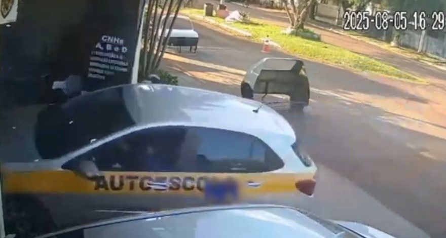 Vídeo: aluna perde o controle do carro e invade autoescola durante aula de baliza no Paraná
