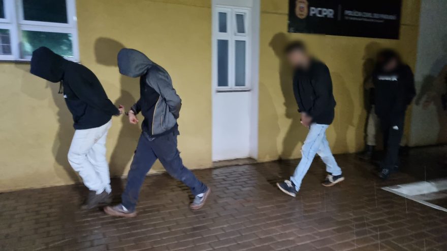 Traficante capota Fiesta com 300 kg de maconha, chama reforço para resgate e PM de folga prende 4 na BR-277