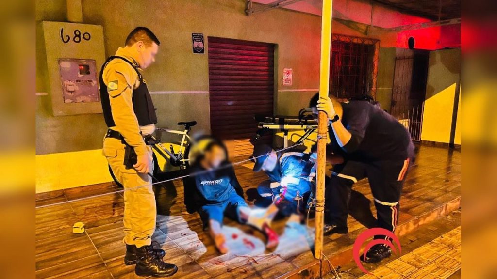 Após ser esfaqueado pela esposa, homem pede para polícia convencer ela a reatar