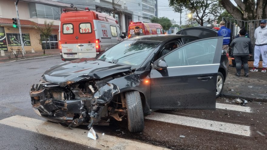 Forte acidente entre carros mobiliza equipes de socorro no bairro Neva, em Cascavel