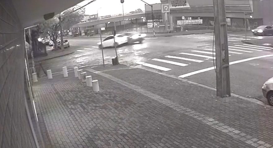 Câmera flagra forte acidente no cruzamento da Vitória x Pio XII, em Cascavel