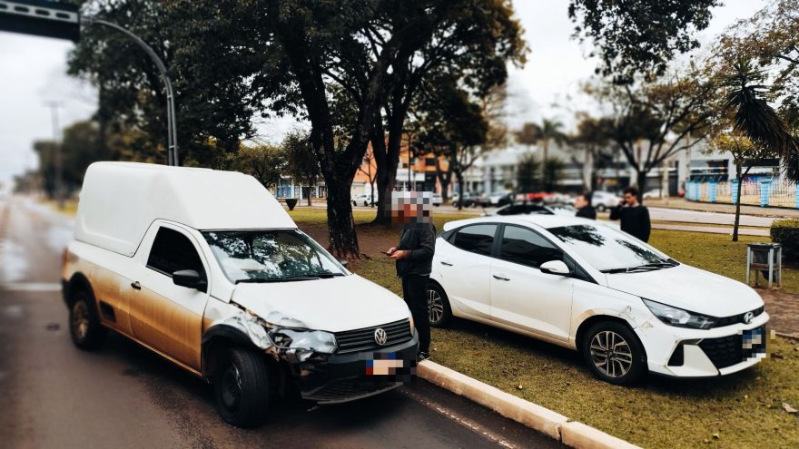 Saveiro e HB20 se envolvem em acidente de trânsito na Avenida Brasil
