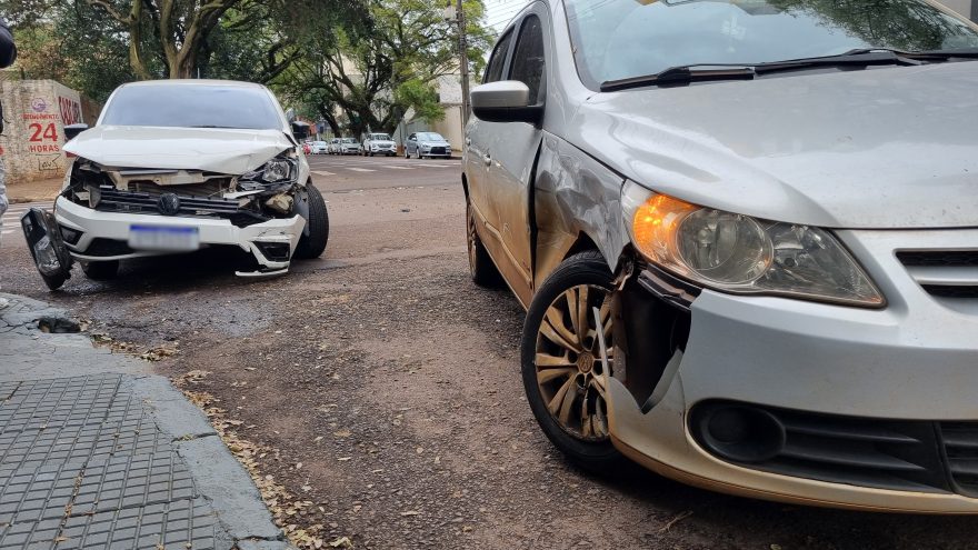Dois veículos modelo Gol se envolvem em colisão no Centro de Cascavel