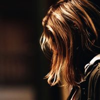 Dino vota a favor de benefício para mulheres vítimas de violência Imagem referente a Dino vota a favor de benefício para mulheres vítimas de violência