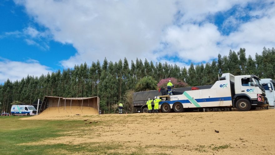 Carreta tomba na BR-277 entre Cascavel e Santa Tereza do Oeste