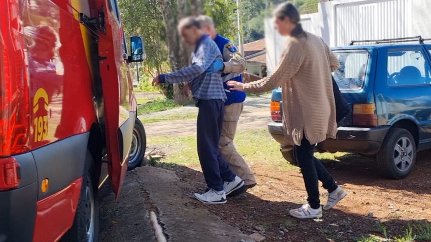 Homem de 65 anos é socorrido pelo Siate após sofrer queda no bairro Canadá