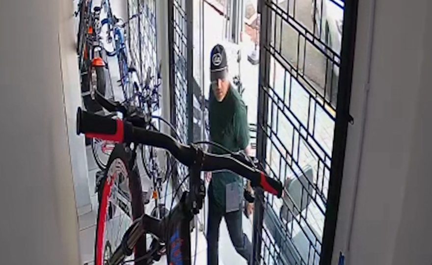 Homem leva dinheiro de loja enquanto funcionários se distraem