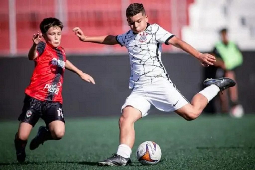 Paranaense, de 11 anos, conquista vaga na base do Corinthians