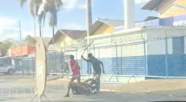 Trio usa facão e pau para espancar e assaltar pedestre em assalto