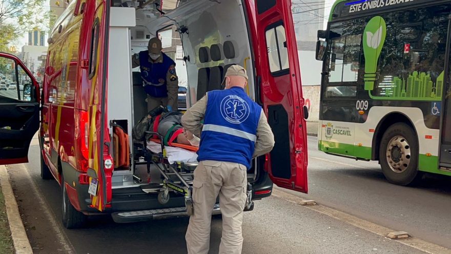 Forte colisão deixa motociclista ferido no Centro