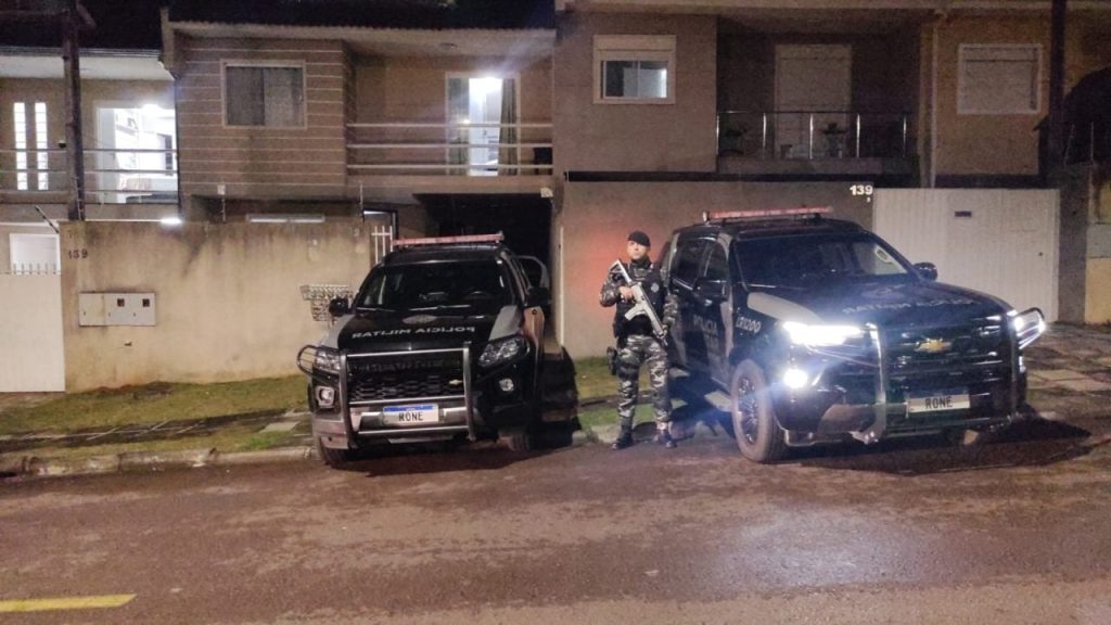 Santa Felicidade: RONE estoura fábrica de drogas em sobrado de luxo e prende dupla