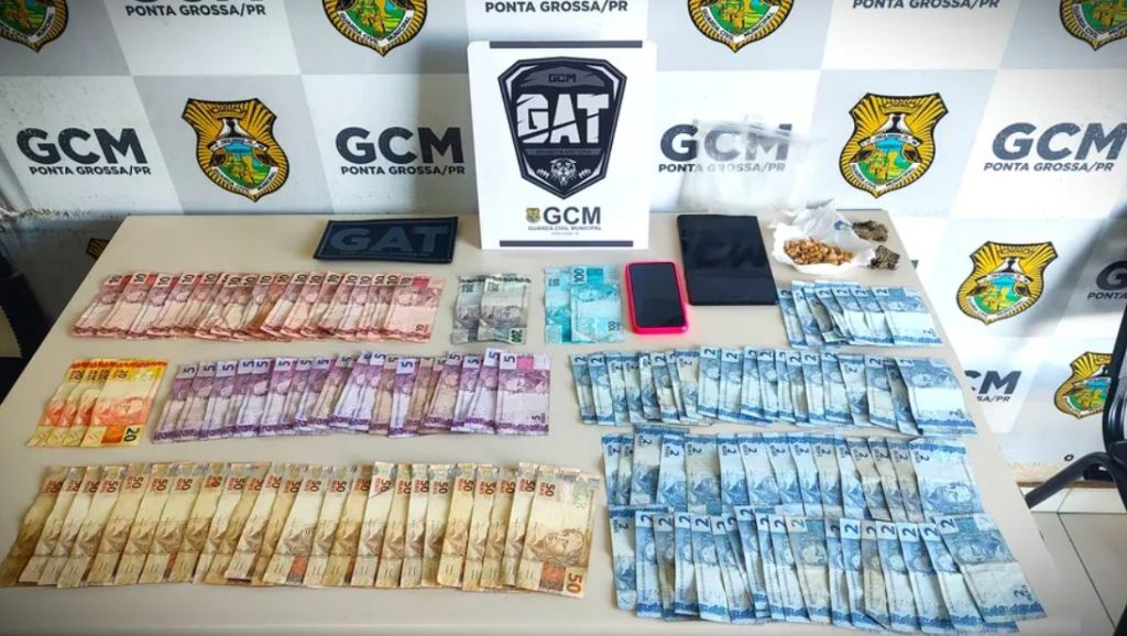 Jovem nega posse de drogas, guarda chama cão farejador e suspeito acaba preso