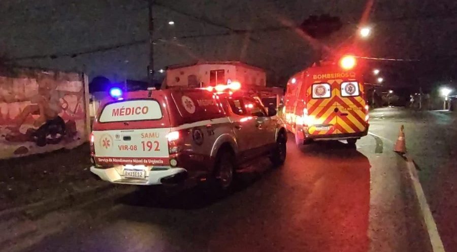 Motociclista fica em estado grave ao colidir violentamente contra BYD