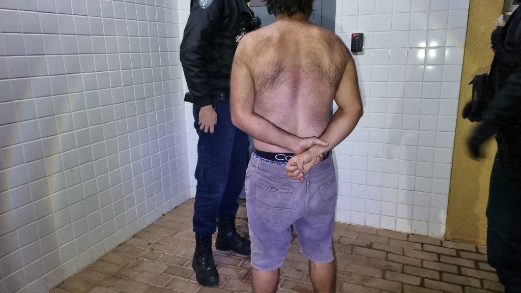 Sem frio: Homem sem camisa causa transtornos na BR-277 em Cascavel; ele era procurado pela justiça