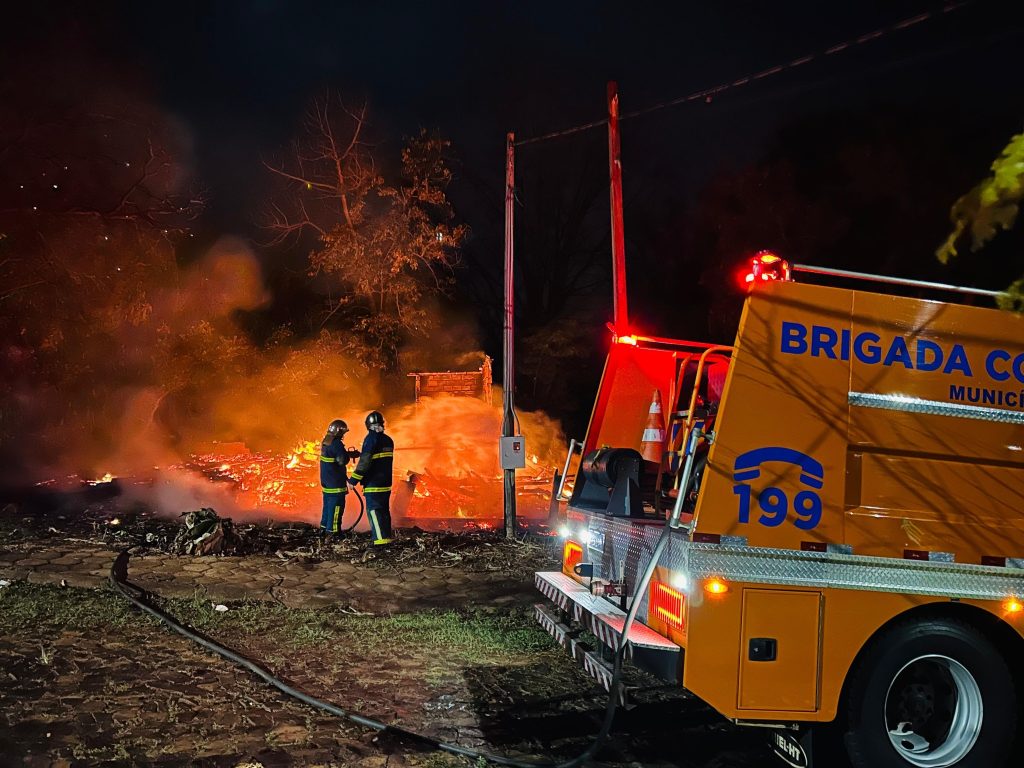Casa é consumida por incêndio em Santa Izabel do Oeste