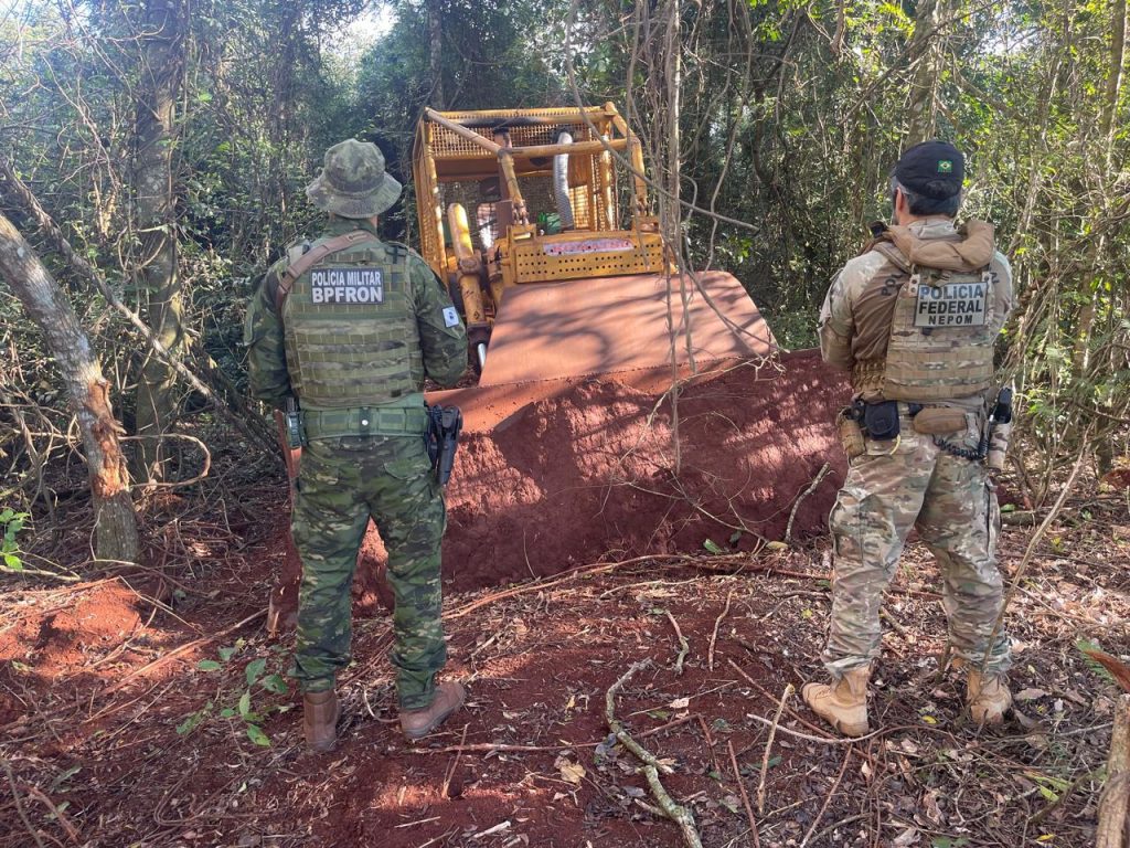 Polícia flagra devastação e apreende trator suspeito de ajudar traficantes no lago de Itaipu