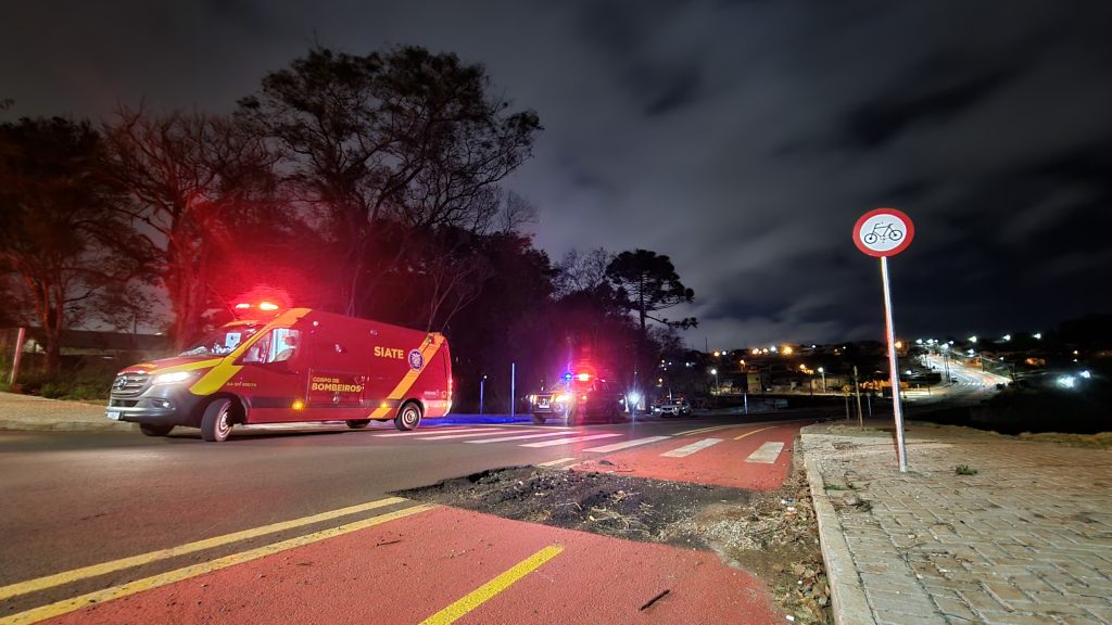 Dois adolescentes ficam feridos ao caírem de bike em trecho esburacado de ciclovia no Interlagos