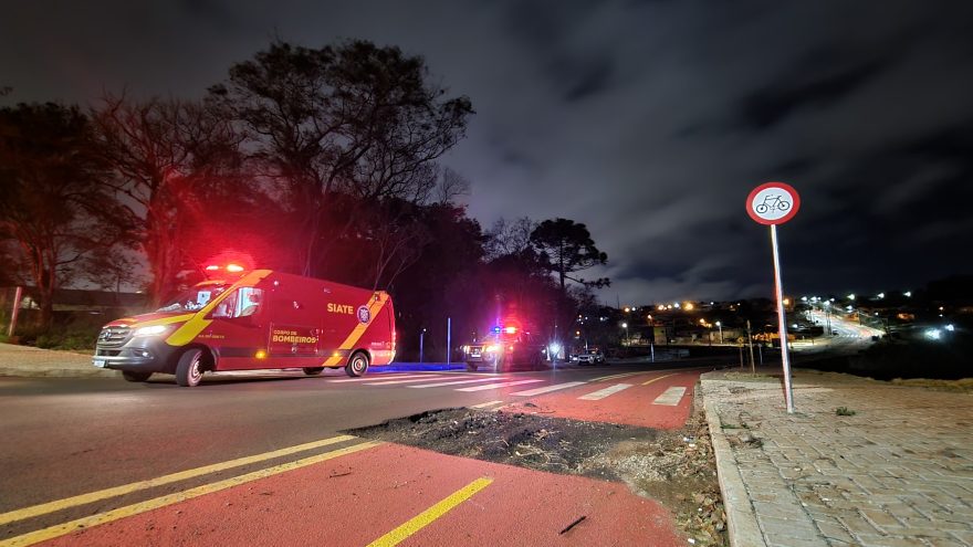 Dois adolescentes ficam feridos ao caírem de bike em trecho esburacado de ciclovia no Interlagos