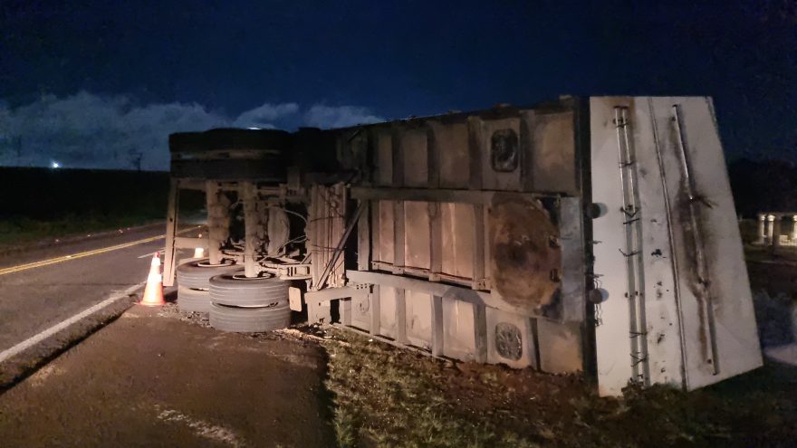 Caminhão carregado com fertilizante tomba na BR-277 entre Cascavel e Santa Tereza do Oeste