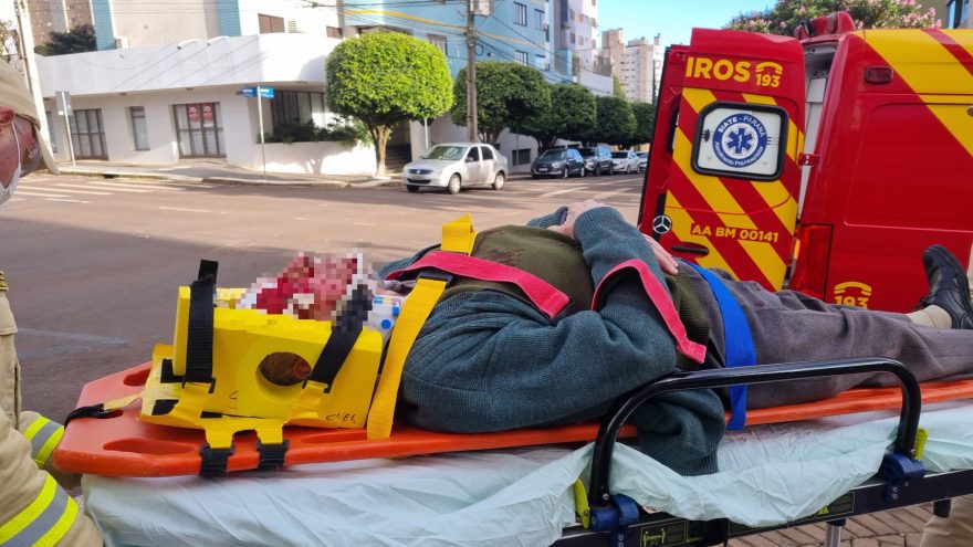 Idoso é atropelado na Rua Mato Grosso e sofre corte profundo no rosto