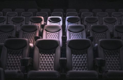 Homem armado com faca mantém mulher refém em cinema Imagem referente a Homem armado com faca mantém mulher refém em cinema